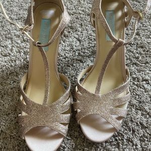 Betsy Johnson heels - gold champagne glitter w/blue bottom - wedding - size 8.5